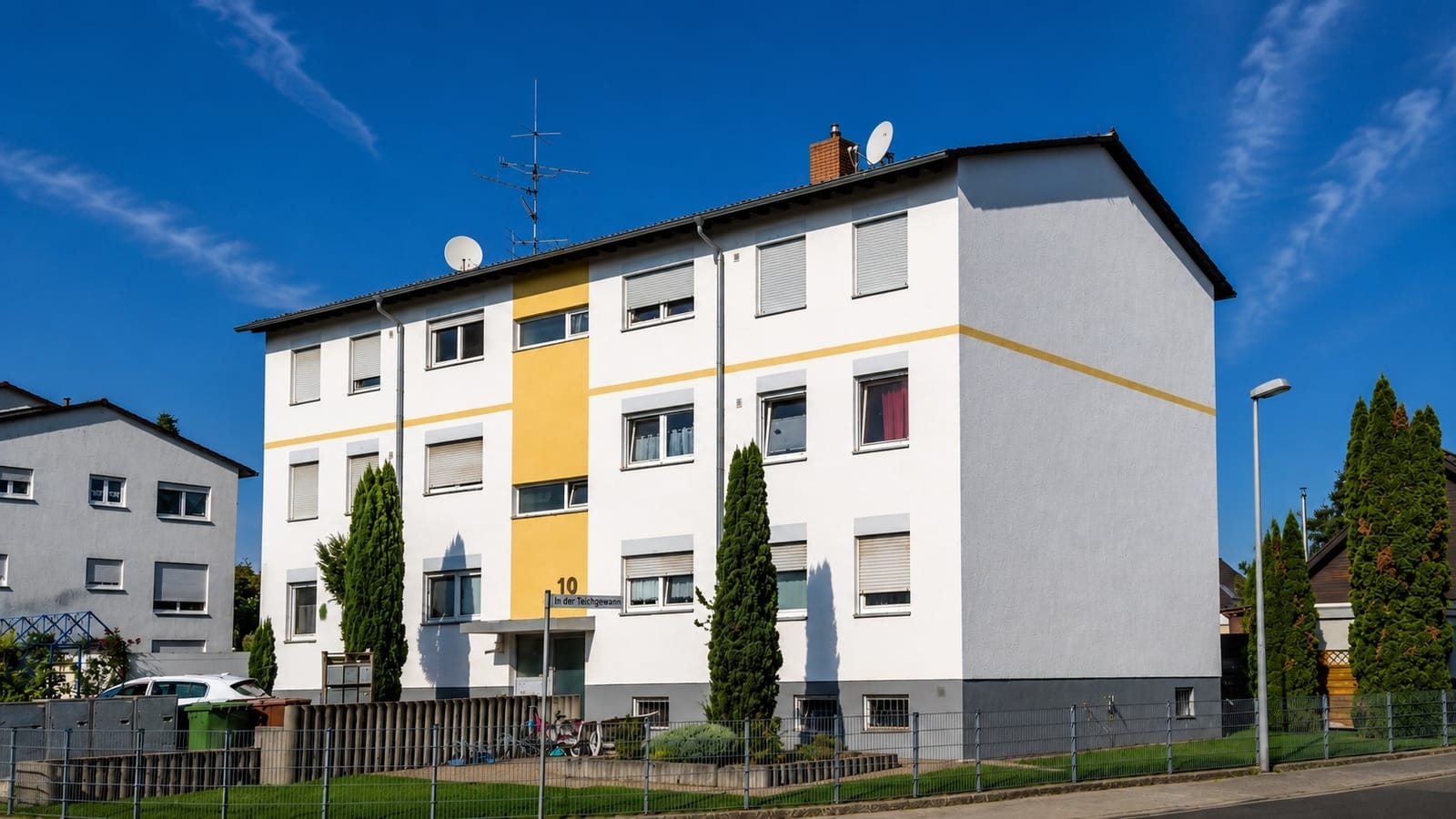 Gepflegtes Mehrfamilienhaus mit Balkonen und Stellplätzen