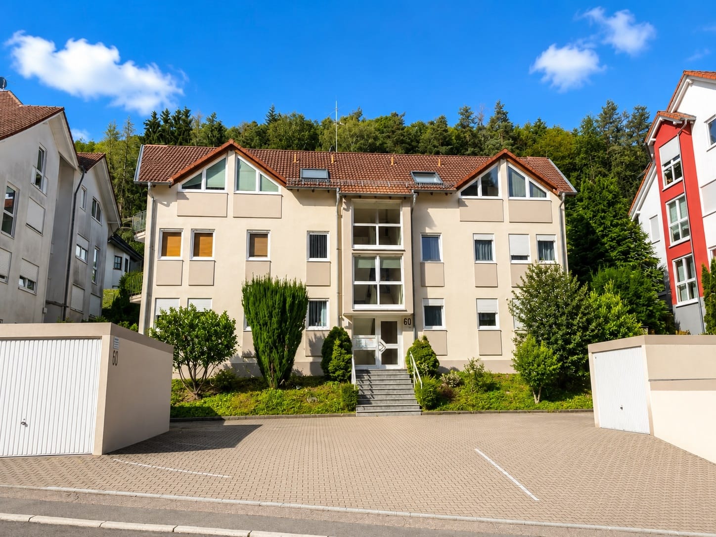 Modernes Mehrfamilienhaus