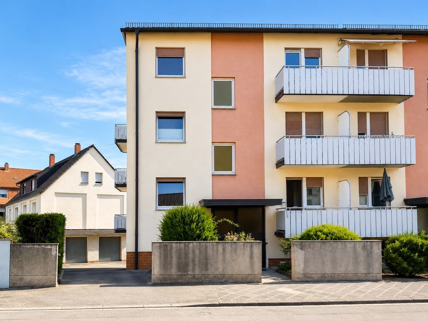 Mehrfamilienhaus mit vier Garagen